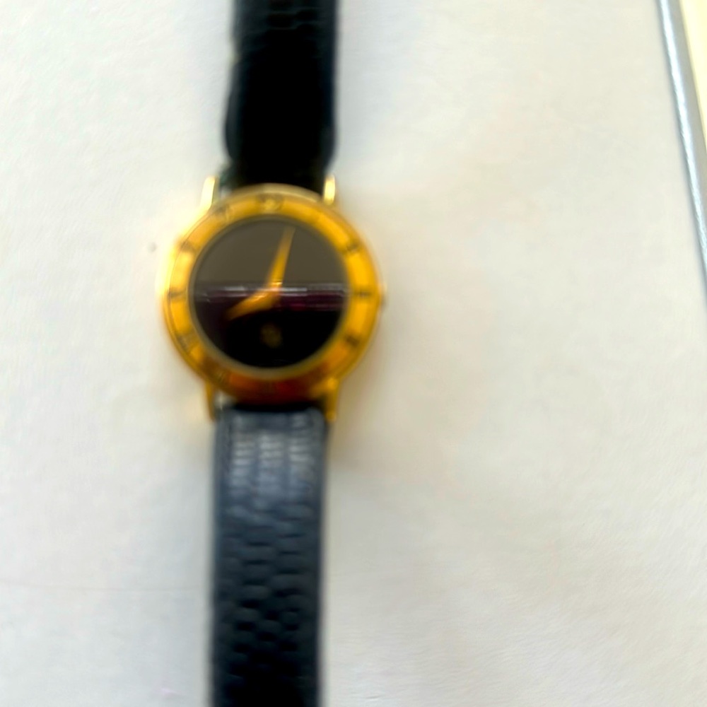 Gucci vintage watch Swiss quartz well loved needs battery - Picture 3 of 11